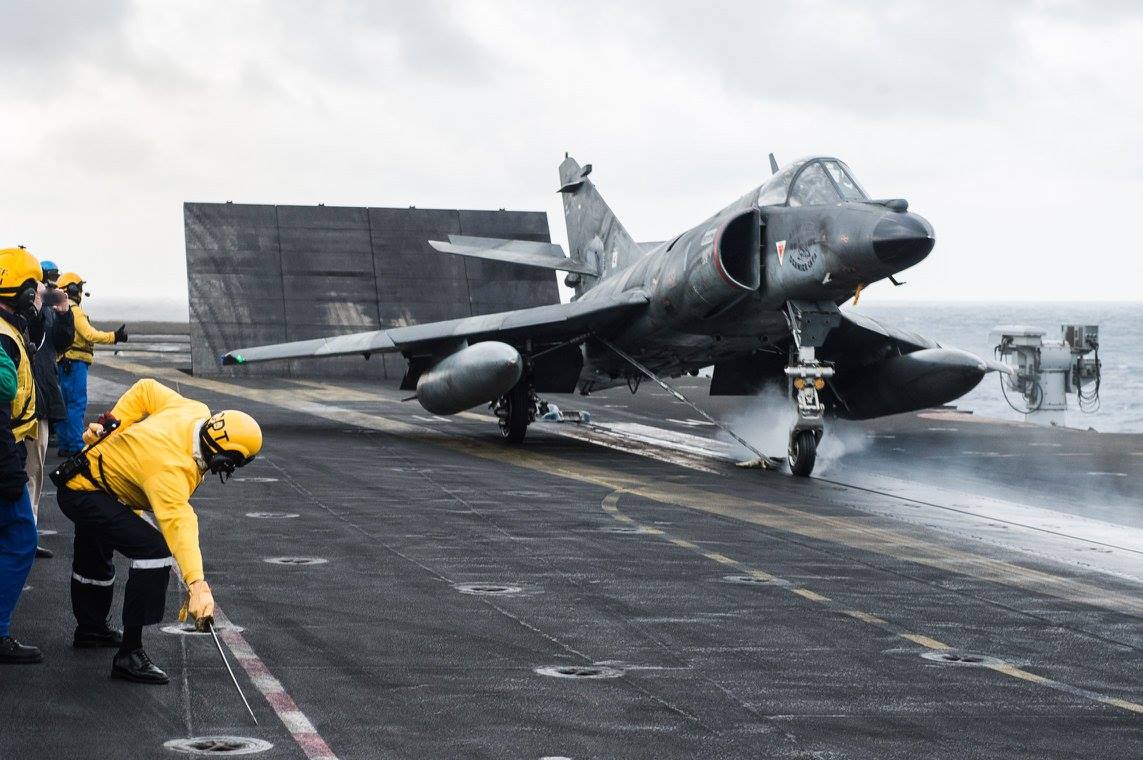 Ускорение реактивного самолета. Super Etendard авианосец. Взлет super Etendard с авианосца. Катапульта на авианосце. Электромагнитная катапульта для авианосцев.