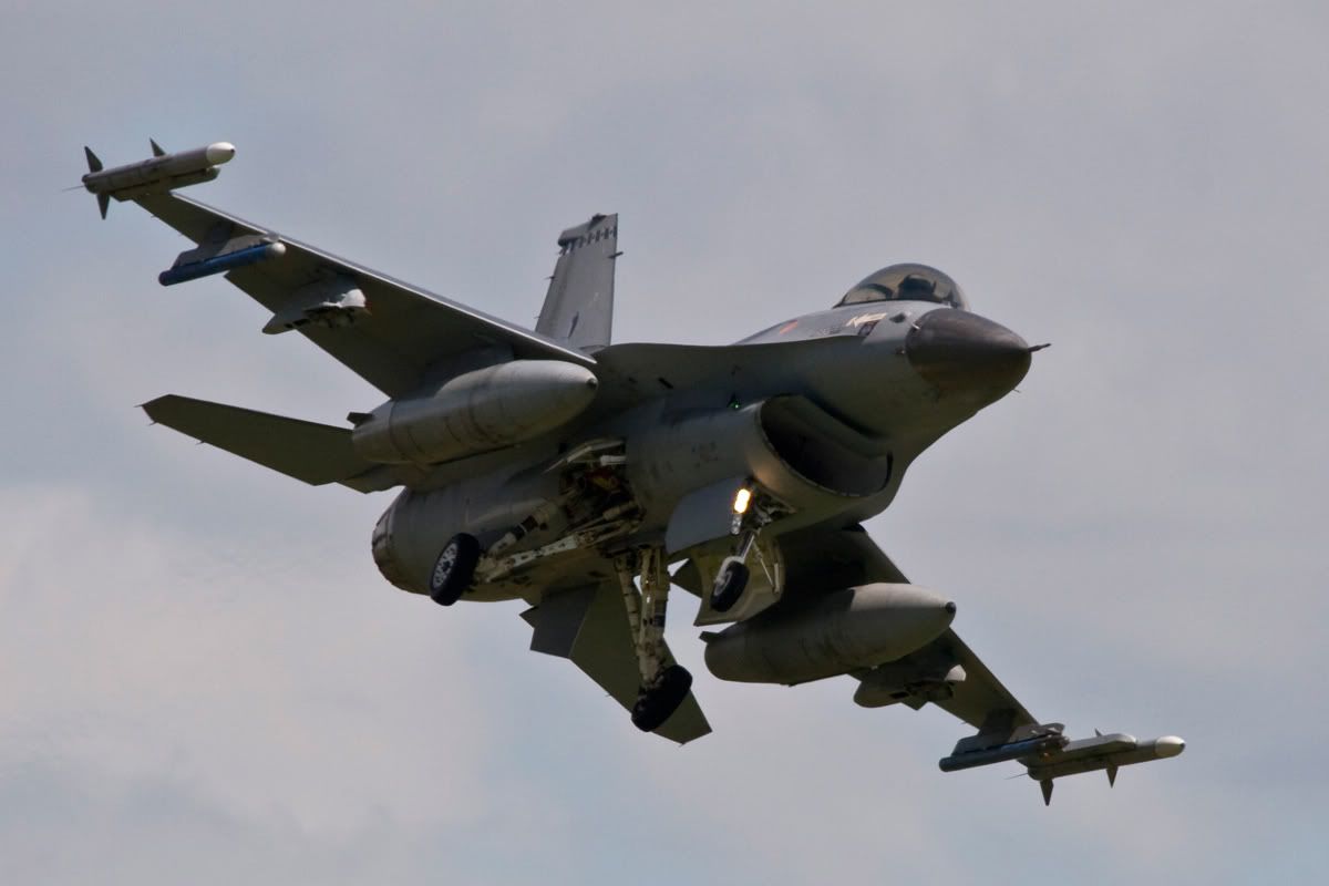 F-16-landing20070701.jpg