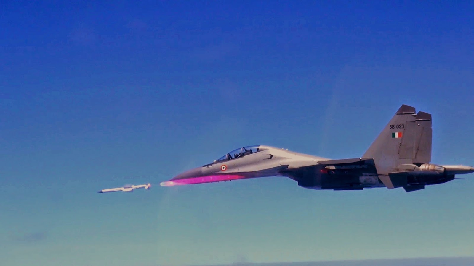 Su-30MKI disparando míssil Astra