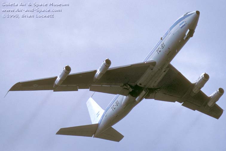 900029%20707-387C%20TC-91%20Fuerza%20Aerea%20Argentina%20right%20front%20take-off%20l.jpg