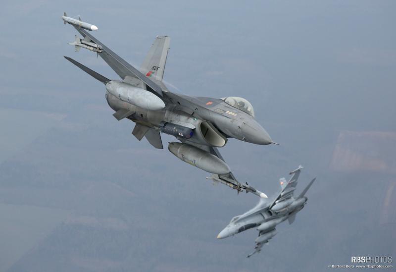 FA-18_F-16_BalticAirPolice_2015-3.jpg