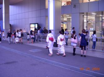 kimonosschoolgirlsattokyotower.jpg