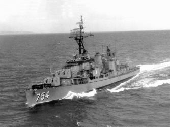 USS_Frank_E._Evans_(DD-754)_at_sea,_April_1963.jpg
