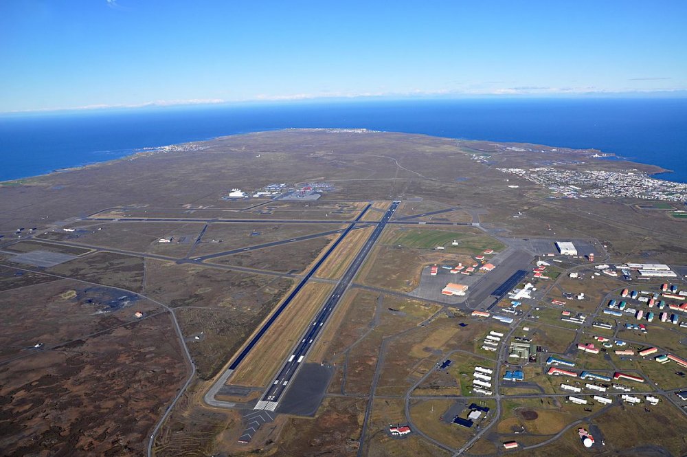 SSJ100_Keflavik_runways_(5160518757).thumb.jpg.d275c61af713f4e503c4de494481235b.jpg