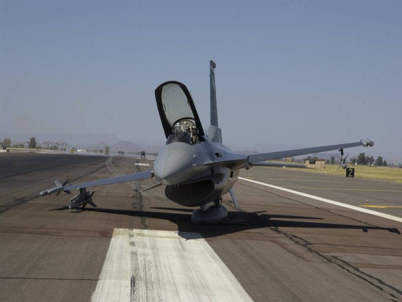 5aee24999ec12_F-16C_B2583-1161June17-2004LukeAFB61st-USAF.jpg.ed77509178c31970ee40828f6ad69c9f.jpg
