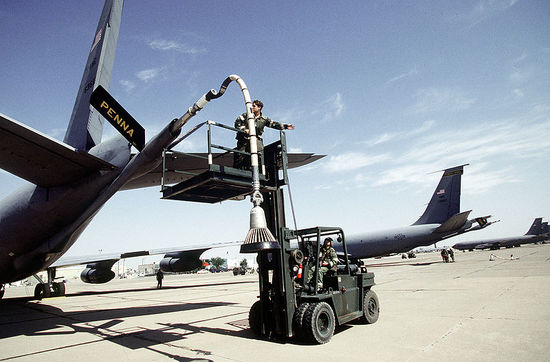 800px-Boeing_KC-135E_boom_drogue_adapter.JPEG.48e68b67270c0fe6176b9e1e5487a634.JPEG