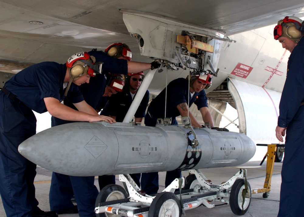 5bb60cca57e0f_US_Navy_050311-N-3122S-008_Aviation_Ordnancemen_download_an_AN-AWW-13_Advanced_Data_Li-_weapons_pylon_on_a_P-3C_Orion_assigned_to_the_Tigers.thumb.jpg.3ccabaa45cc9d02893d01b9edfc0b259.jpg