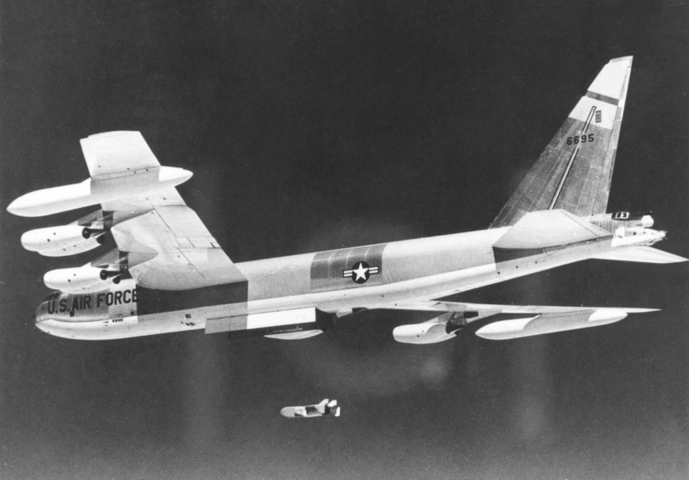 Boeing_B-52D-40-BW_(SN_56-0695)_in_flight_launching_Quail_decoy_061127-F-1234S-011.thumb.jpg.b9033598a78b3d5e30d563536057ba9b.jpg