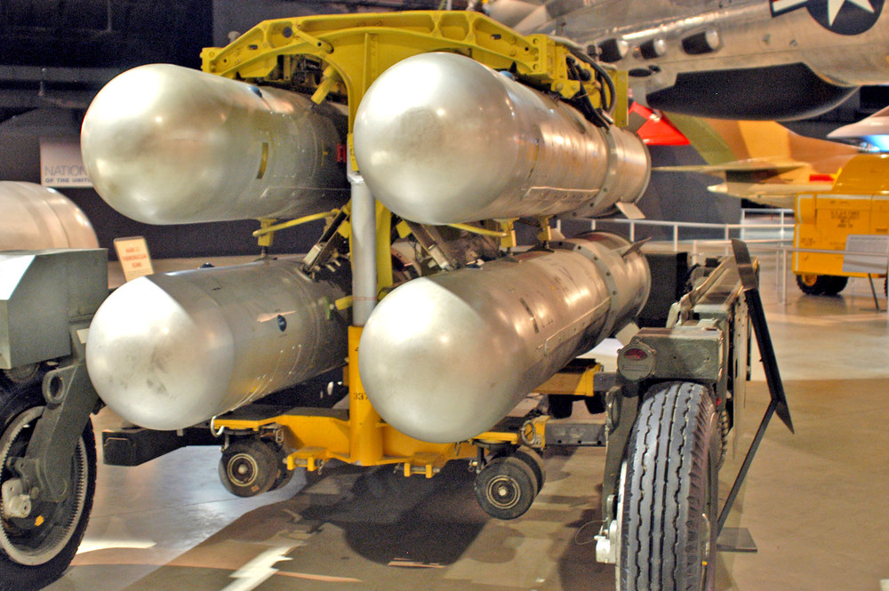 Mark_28_Thermonuclear_Bomb.thumb.jpg.14d311d3021b3bd94bf72580c844120d.jpg