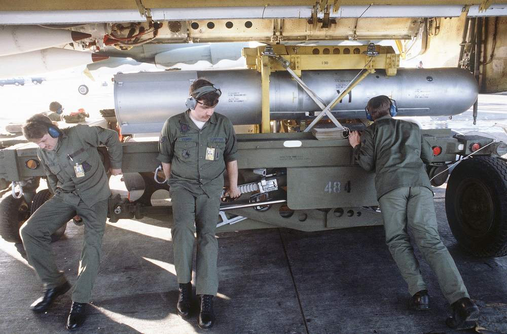 Mk_28_nuclear_bomb_Ellsworth_AFB_1984.thumb.jpg.71ad3b1effec9b7ea42b261f8aaef879.jpg