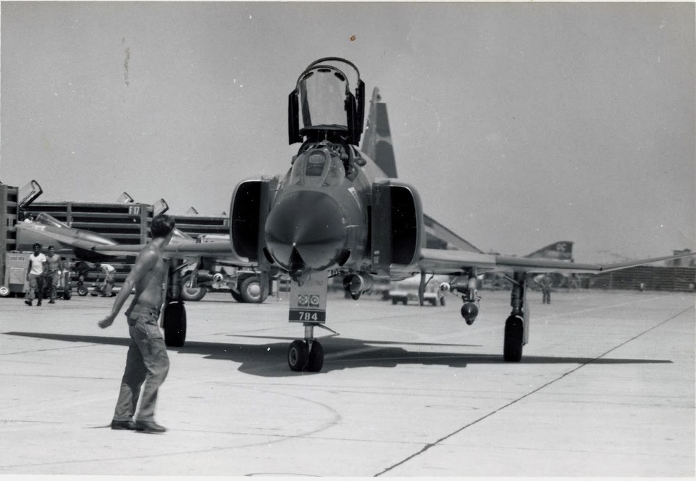 Joey_Hill_F4D_650784_Roger_Locher,_Robert_Lodge_after_2nd_MIG_Kill,_May_8th_1972.jpg