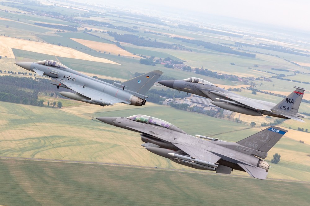 64946f039b992_EufiundF-15F-16.thumb.jpg.a3266c4087a911ef2e2452661fb2fee5.jpg