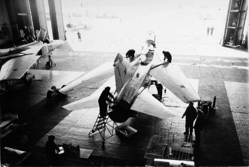 65cd1a489938c_MiG-23MBild2MiG-23MimHangarFotoWauptschassow.thumb.jpg.a7da0bd605acd61a68f0ec9dae912f0d.jpg
