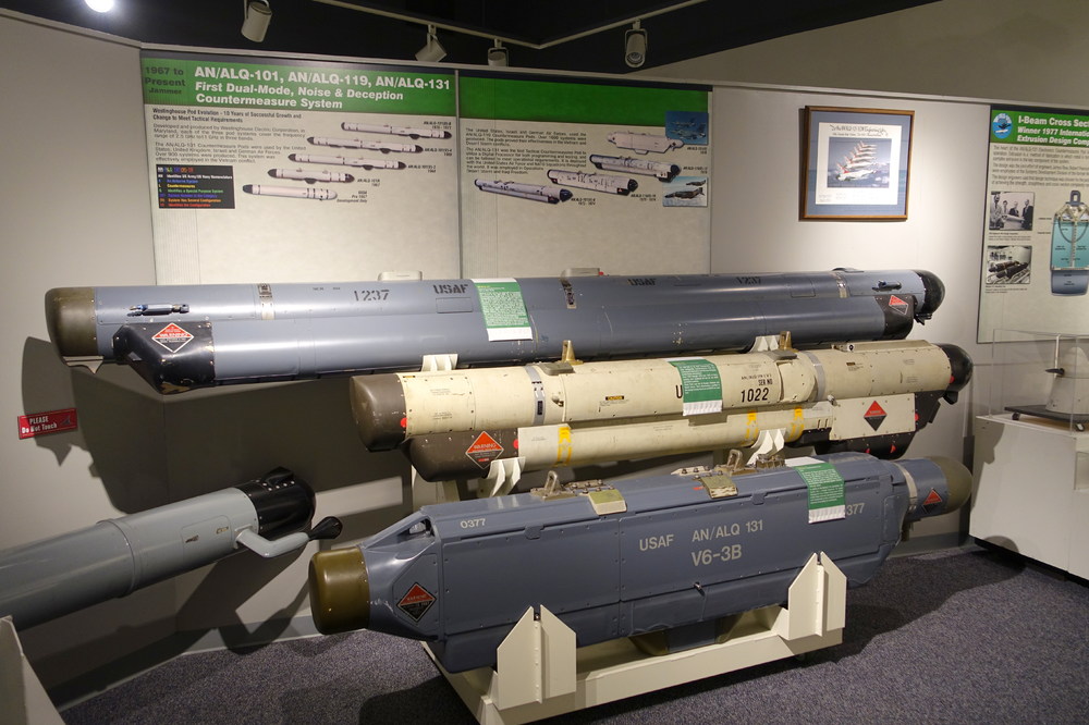 65e3b0588ff2d_AN-ALQ-101_AN-ALQ-119_and_AN-ALQ-131_dual-mode_noise_and_deception_countermeasure_systems_-_National_Electronics_Museum_-_DSC00454.thumb.JPG.525c08a6930e6f0d26dcd13011632d5f.JPG