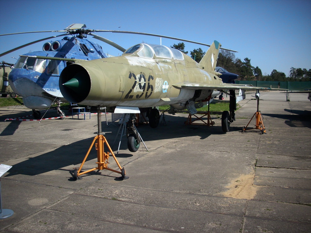 665c90b34e40c_MiG-21UhalblinksRothenburg.thumb.JPG.9bcad1b3fc19879a4d74eaa0da0574a7.JPG