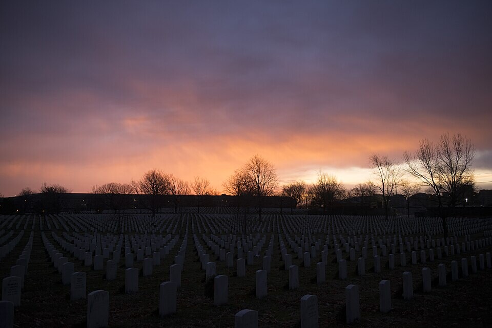 Sunrise_over_Arlington_National_Cemetery_(32245572786).jpg.95754dcf59dabe31e94a330976548b77.jpg