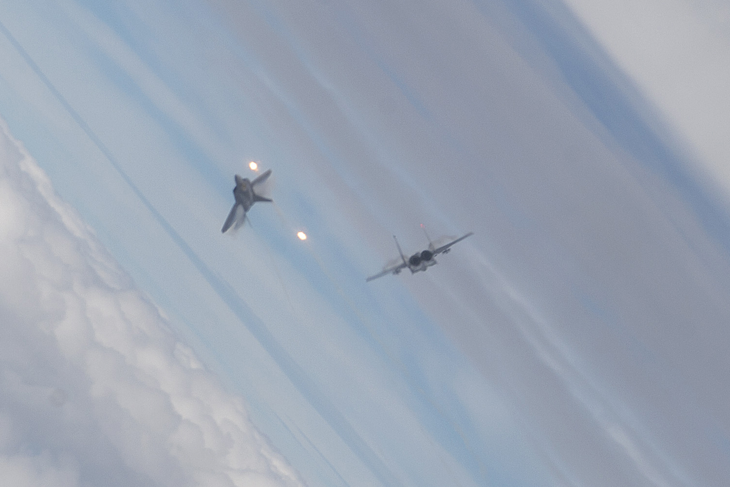 Воздушный бой истребителей. Су35 воздушный бой. Dogfight f22. "Миг 29воздушный бой". Маневренный воздушный бой Су-27.