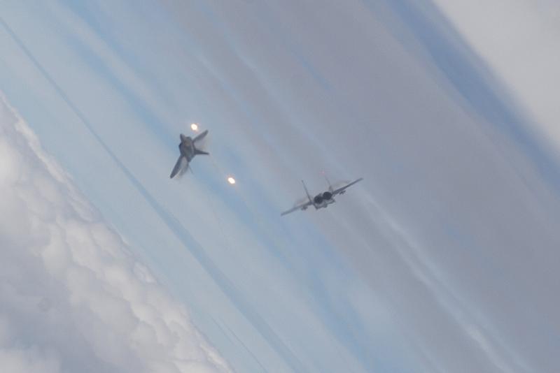 F-22-dogfight-close-up (1).jpg