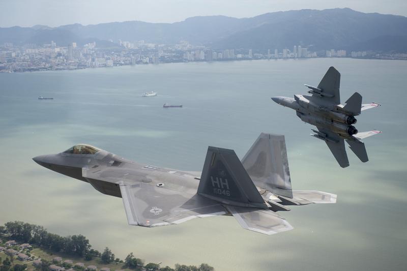 F-22-and-F-15-cope-taufan.jpg