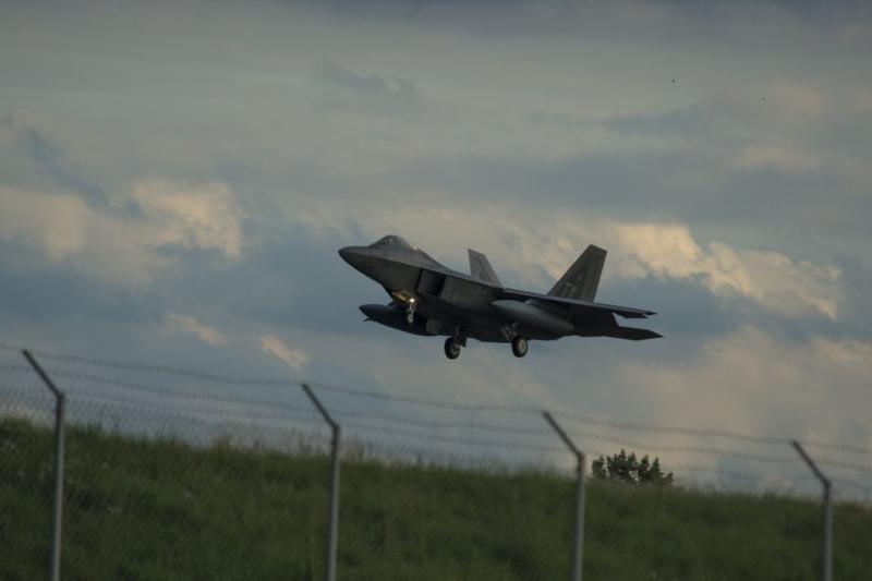 F-22-arrive-Spang_04.jpg