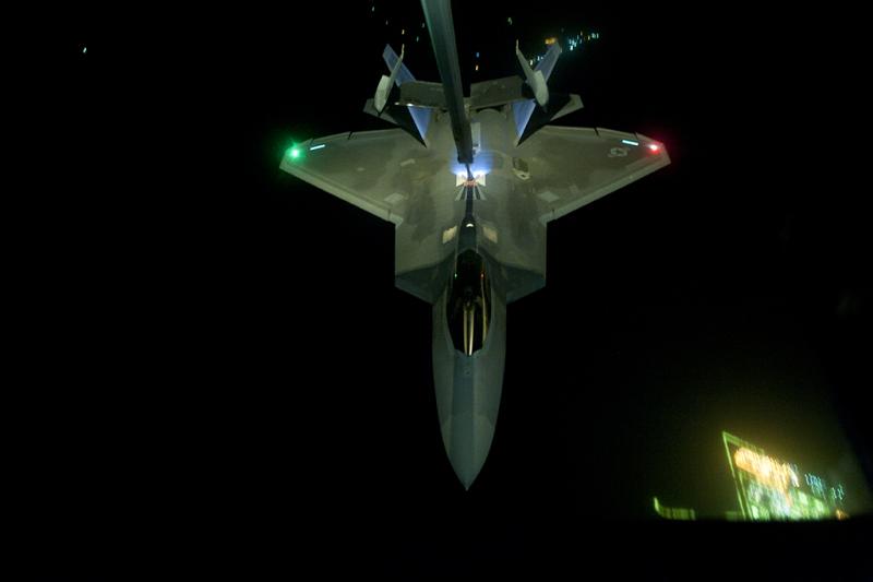 F-22-refuel-top.jpg