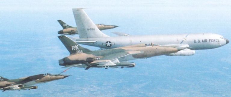 000-F-105D-KC-135A-S-USAF.jpg.ce20f145fb381fb568c04c73a2338532.jpg