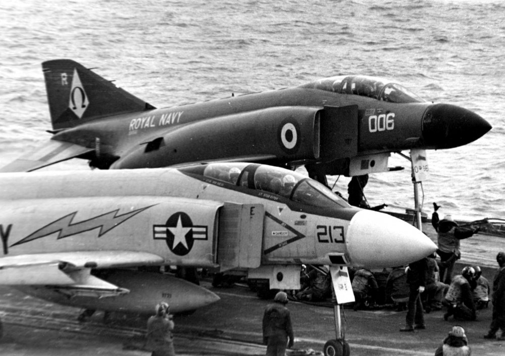F-4J_VF-33_and_F-4K_892_NAS_on_USS_Independence_(CVA-62)_1971.jpg