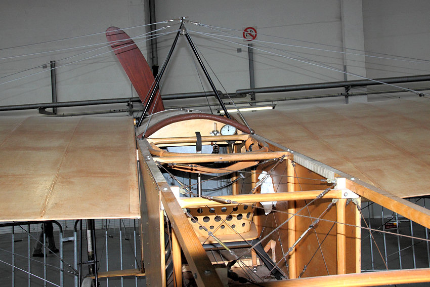 Bleriot_XI_-_Cockpit.jpg.cc844dfab5e294c53cfb6c5d20345a68.jpg