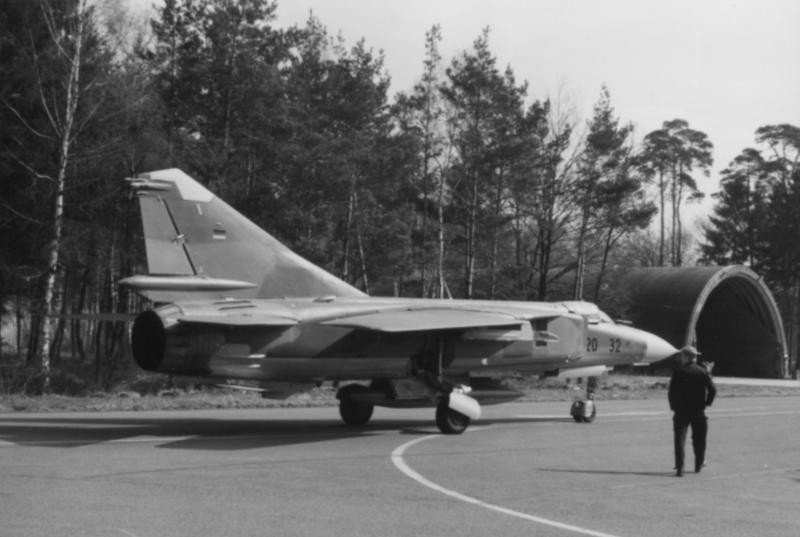 5debbbcc55692_letzterGangMiG-23MLinRamstein.jpg.df48a81d811313b91b52cdc9d45ecfd8.jpg