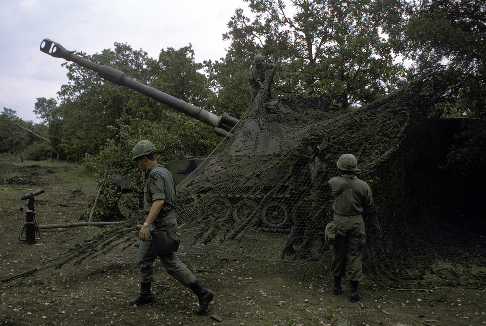 us-army-soldiers-drape-camouflage-netting-over-an-m109a1-155-mm-self-propelled-18cb2f-1024.jpg