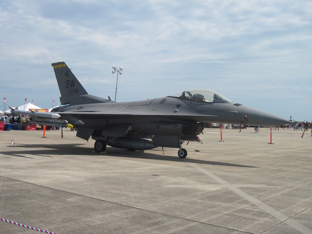 General Dynamics F-16C Block 42.jpg