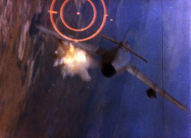 800px-MiG-17_shot_down_by_F-105D_3_June_1967.jpg.937efec8f1ea99525652573ff4ba7347.jpg