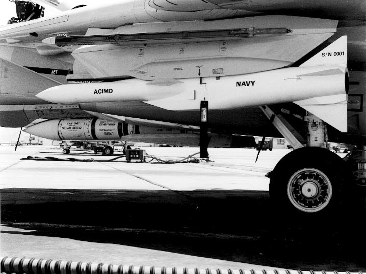 ACIMD_missile_on_F-14A_at_NWC_China_Lake_1980s.thumb.jpg.8950ec8b8e71cc6321d789044f75b8ec.jpg