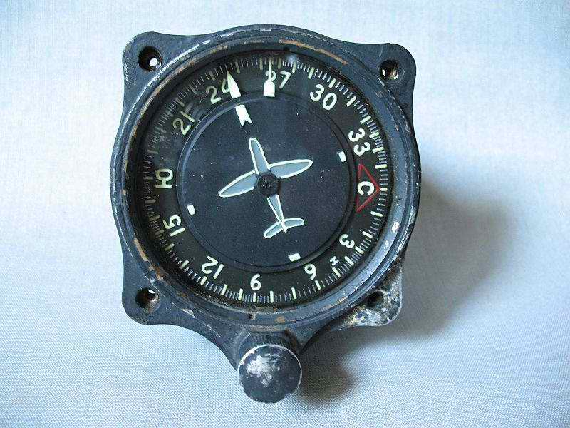 Компас в самолете. Ки-13бс. Гиромагнитный компас ГМК. Авиационный магнитный компас. Самолетный компас.